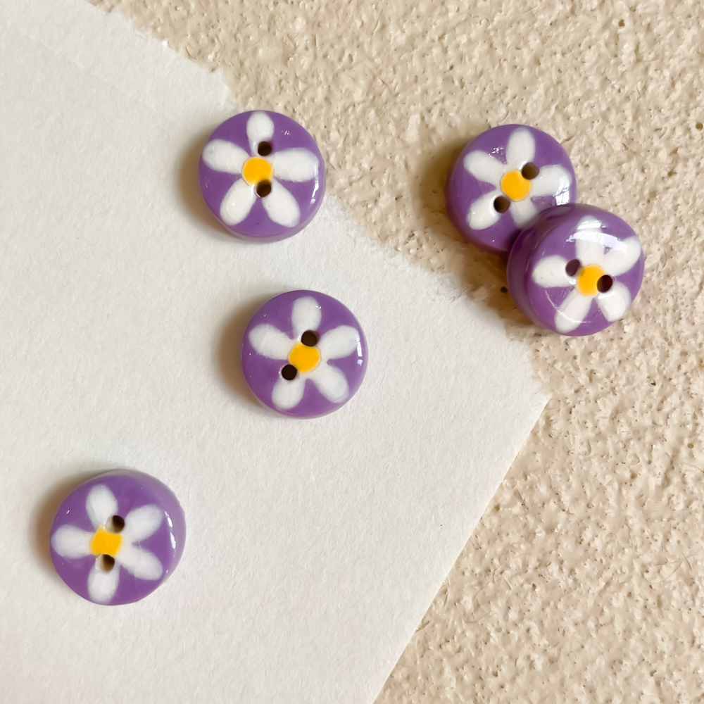 5 Petites Fleurs Blanches (Fond Violet)