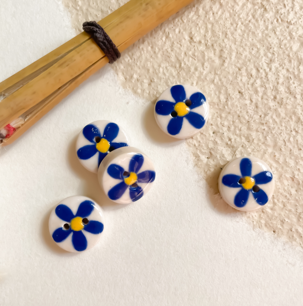 5 Petites Fleurs Bleues (Fond Blanc)
