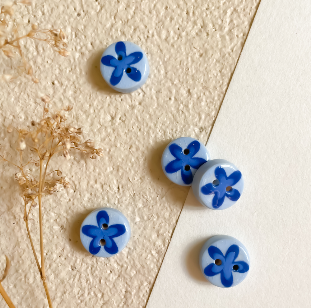 5 Petites Fleurs Bleues (Fond Bleu)