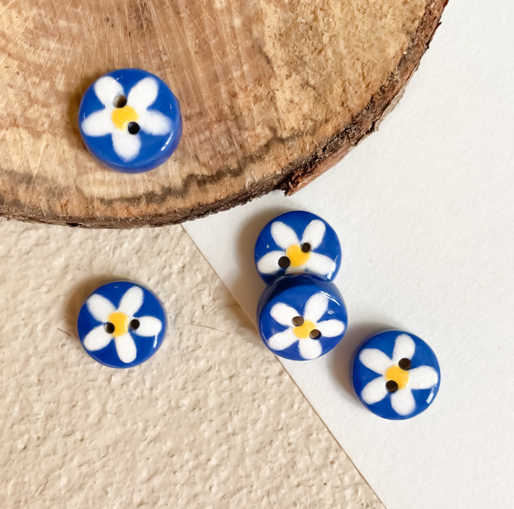 5 Petites Fleurs Blanches (Fond Bleu)